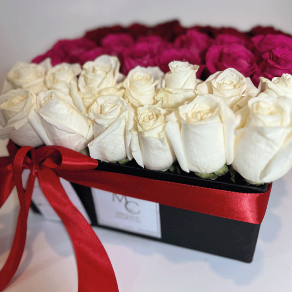 Caja de regalo con rosas rojas
