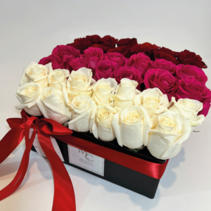 Caja cuadrada con rosas tres colores